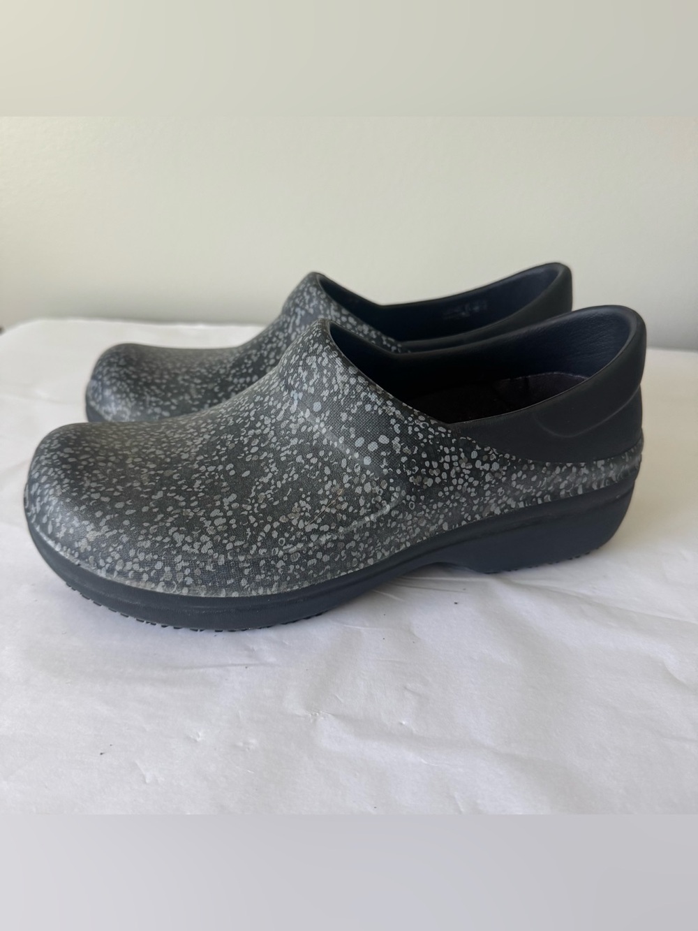 CROCS Size 8 Women’s Slip Resistant Clogs Shoes